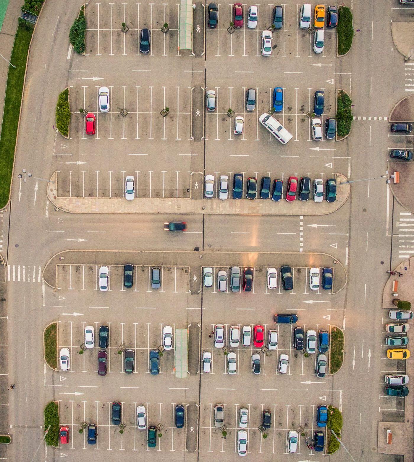 Parking extérieur vu du ciel — photo d’illustration